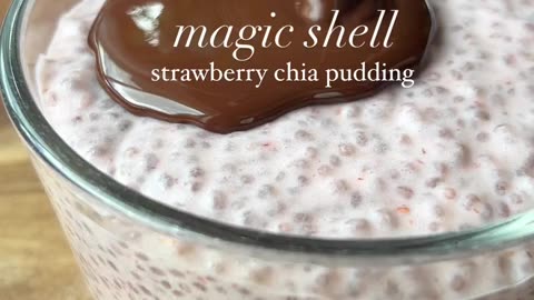 Magic shell strawberry Chia pudding 🍮