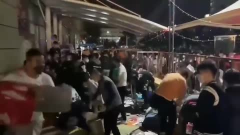 Starving Shanghai Residents Revolt Against Their Government and Loot the Supermarkets