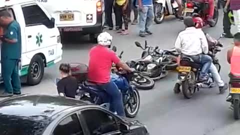 Dos ambulancias se chocaron cuando se aproximaban atender a motociclistas lesionados en Bucaramanga