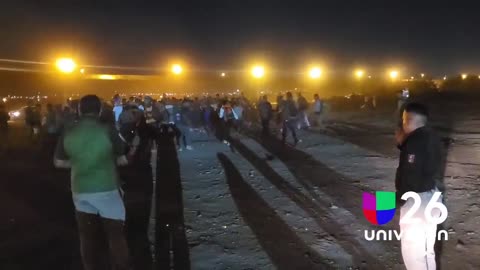 Shocking video shows a large number of migrants storming the border of El Paso, Texas