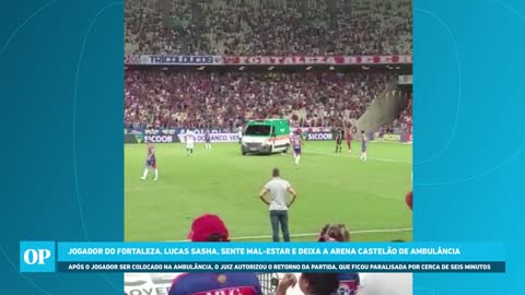 Jogador do Fortaleza, Lucas Sasha, sente mal-estar e deixa a Arena Castelão de ambulância