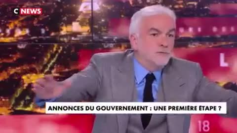 COUP DE GUEULE DE PASCAL PRAUD QUI TRAITE SES CHRONIQUEURS DE PORTES PAROLES DU GOUVERNEMENT