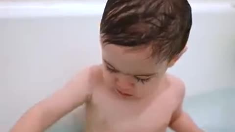 Baby sees bath bomb for the first time .. (HIS REACTION 😳)