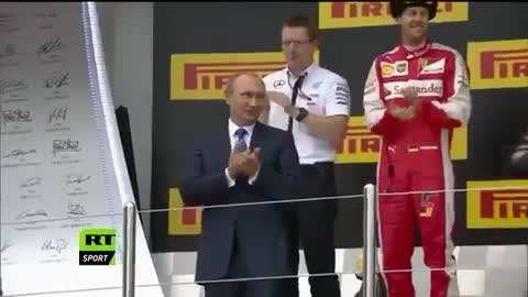 Hamilton jogando champanhe sem querer em Putin