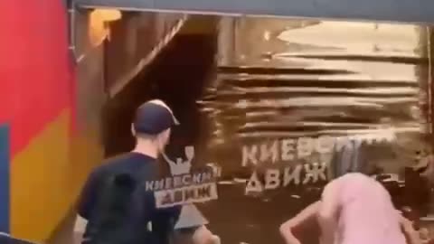 🇺🇦 A free European water park opened in Kiev