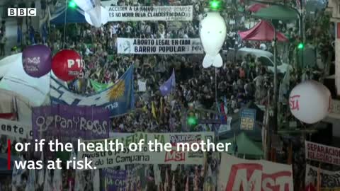 Activists celebrate Argentina vote to legalise abortion - BBC News