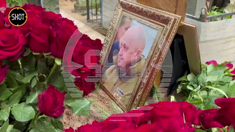 The first shots of the grave of Yevgeny Prigozhin at the Porokhov cemetery in St. Petersburg.