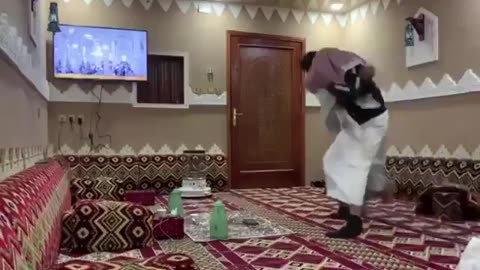 طاح قلبه من الخوف 😂😂😂😂😂 - فيديو فيديوهات مقطع مقاطع مضحكة ضحك