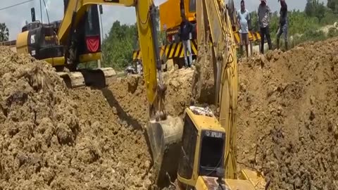 Unexpected Excavator Sink Deep Mud Amazing Getting Stuck In Pull Out Truck Crane Caterpillar 320D