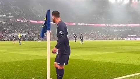 PSG fans started chanting "Cristiano Ronaldo" when Messi went to take the corner