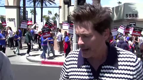 Actor Rob Lowe joins writers' strike picket line