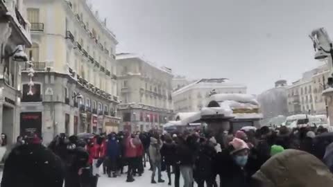 People singing and dancing in Madrid due to the snow storm