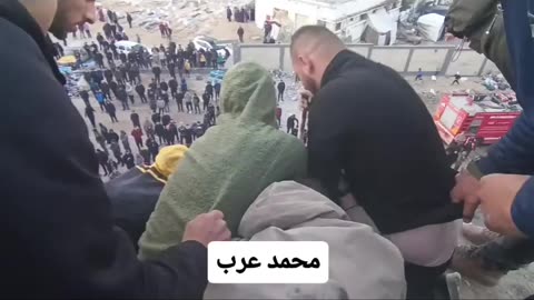 انتشال طفل رضيع على قيد الحياة من تحت أنقاض