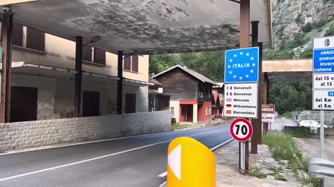 AGGIORNAMENTO dal confine Svizzera-Italia di Trasquera loc.Paglino FINE LUGLIO 2023 dopo anni di denunce perchè faceva schifo hanno almeno avuto la decenza di riasfaltare almeno la strada tutto il resto no ovvio