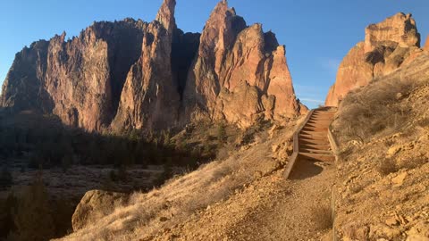 Central Oregon – Smith Rock State Park – Climbing up the Beautiful Canyon