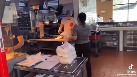 Mcdo sa San Miguel Bulacan Panis ang Binigay na Pagkain sa Isang Custo