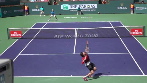 Milos Raonic slice serve to Novak Djokovic