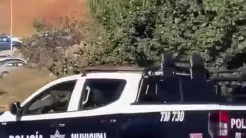 Mexico: Mexican Police flee the scene after seeing sicarios attacking the red pick up truck...