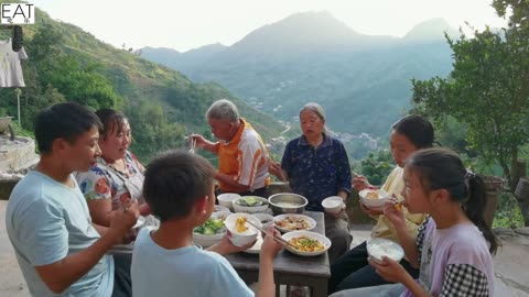 Tomato scrambled eggs, cured pork head meat and a few small stir-fries, a family's