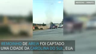 Um remoinho de areia invade estrada nos EUA