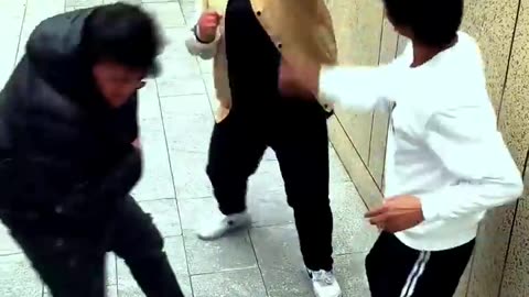 Chinese Kung Fu, street fighting, please do not imitate dangerous People!