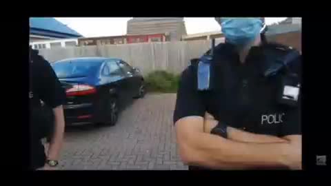 UK: Police officers stunned by the a citizen on his knowledge of the law!