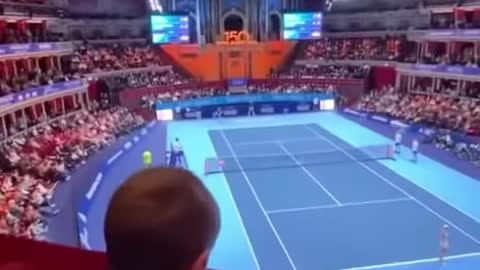 A child surprises the tennis champion