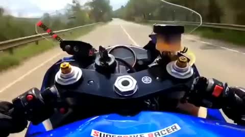 Insane motorcyclist speeding on the highway!