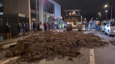 Vysypaný hnůj francouzkými farmáři před vládními budovami