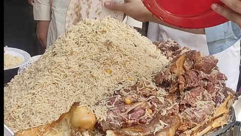 STREET FOOD IN PESHAWAR GOLDEN PULAO AFGHANI BEST FOOD ZIQA CHAWAL FAMOUS MACHLE CHAWAL