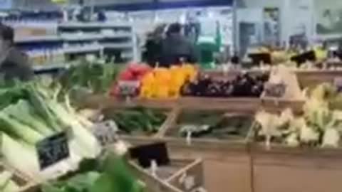 Donna entra senza mascherina al supermercato facciamolo tutti così non se ne esce più. Prima parte