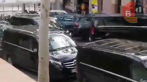 Los VTC invaden el Park Güell mientras han expulsado al taxi del entorno