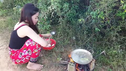 Beautiful girl cooking snake eat, really courageous!