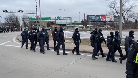 Canada-Police, in military-style gear, move in to remove the protesters blocking border