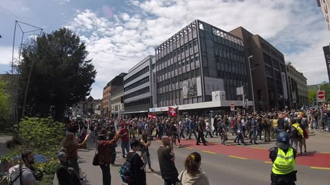 Protest Aarau Switzerland 2021-05-08 (06/19) Crowd and Riot Police Bahnhofstrasse / Kasinostrasse