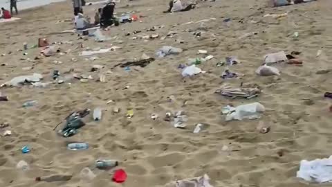 Bournemouth Beach visitors leave their garbage everywhere