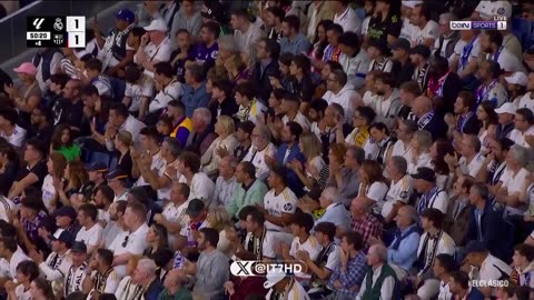 Real Madrid fans applauded Frenkie de Jong off who got an injury.