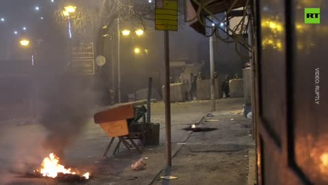 Tafferugli tra manifestanti palestinesi e polizia israeliana sionista sono scoppiati a Hebron, mentre si è svolta una manifestazione a sostegno dei residenti di Jenin a seguito dell'operazione militare israeliana sionista