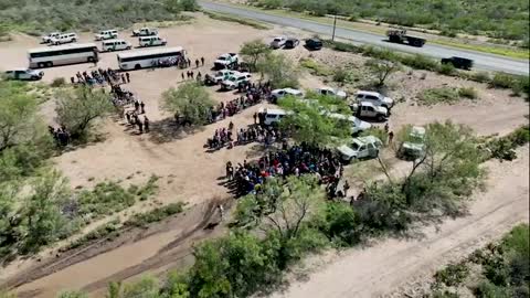 Bill Melugin: drone video of the massive single group of migrants that just crossed illegally into Eagle Pass, TX.