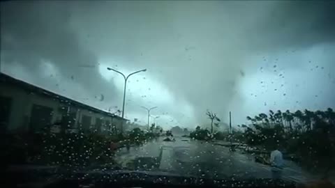 The tornado swept away the car in Taiwan, it was too horrible