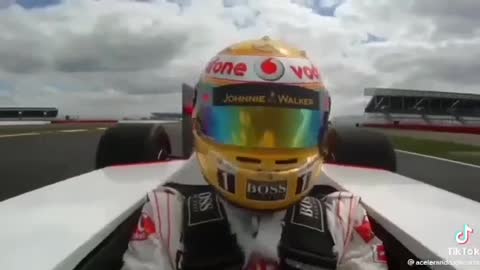 Hamilton pilotando o carro do Senna