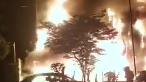 BREAKING Massive fire engulfs a high-rise building Pakistan