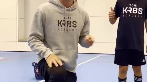 When Toni Kroos teaches his son how to control the ball