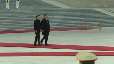 Xi Jinping meets with Macron in Beijing, with the orchestra greeting the President of France