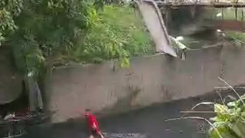 Fuerte accidente de tránsito en Cali, dos personas salieron volando