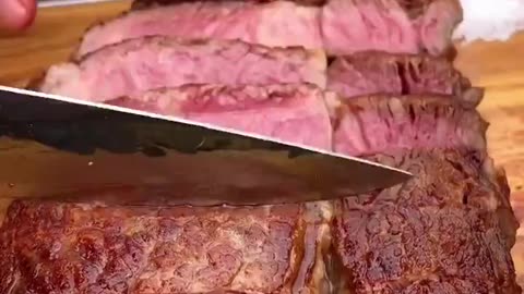 The art of cutting grilled meat