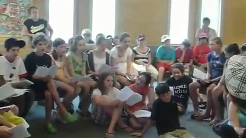 I bambini ebrei in Israele si riuniscono per cantare "Non sono bianco, sono ebreo!"