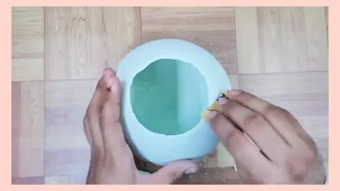 Making a vase using a balloon and gypsum