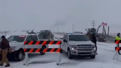 Farmers drive around police barricades near Coutts, Canada to support and bolster the trucker blockade at the US/Canadian border 🔥