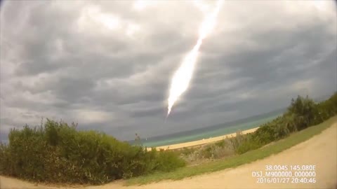 Dangerously Close Meteor Strikes Australian Beach